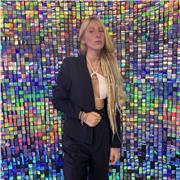 americana fluente em ingles e portugues